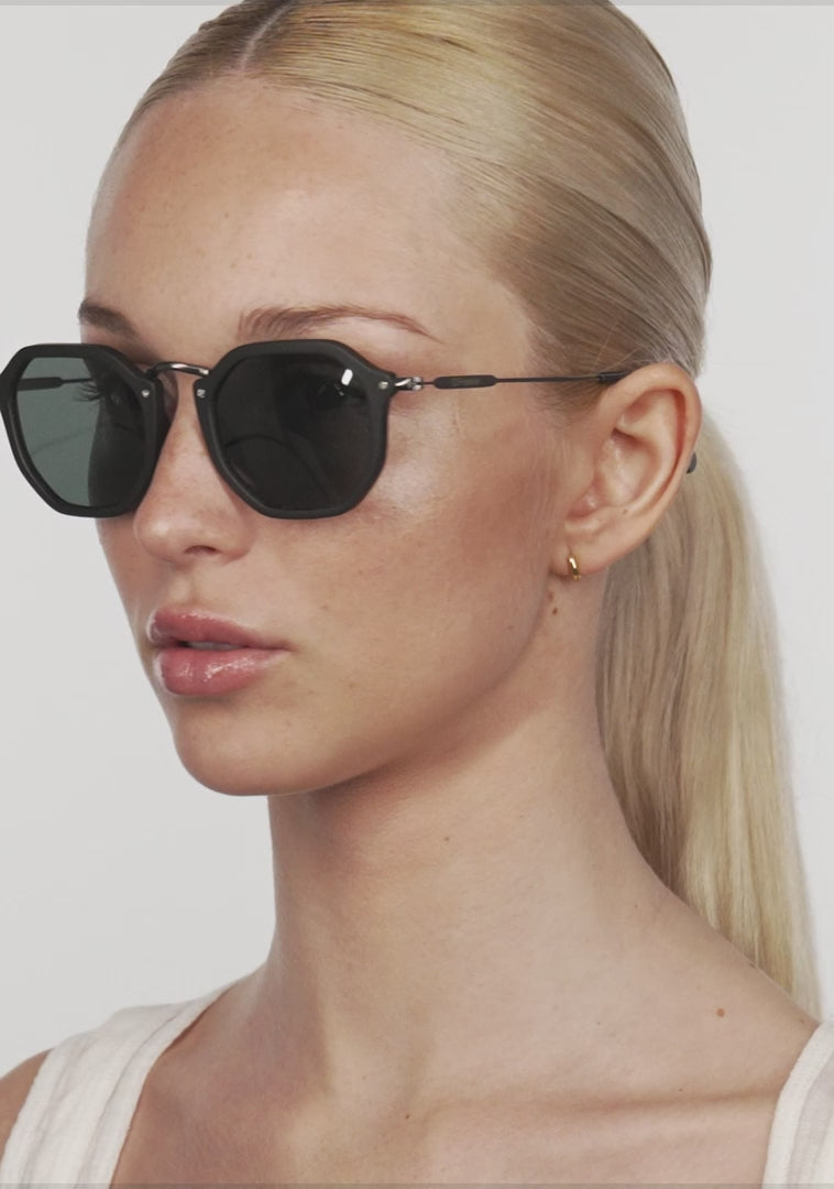 Cargar video: Roller HEX Matt Black / Black