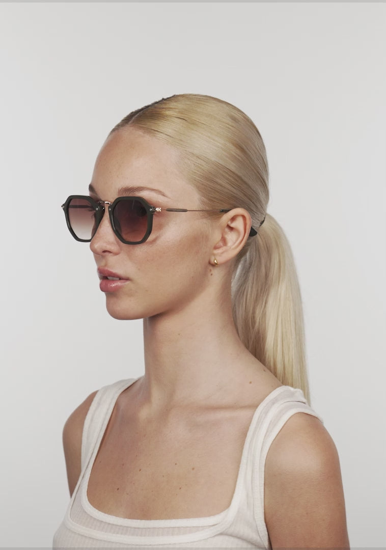 Cargar video: Roller HEX Dark Green / Grad Brown