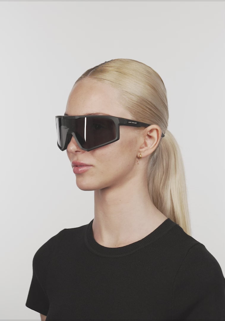 Cargar video: Hurricane Black / Black