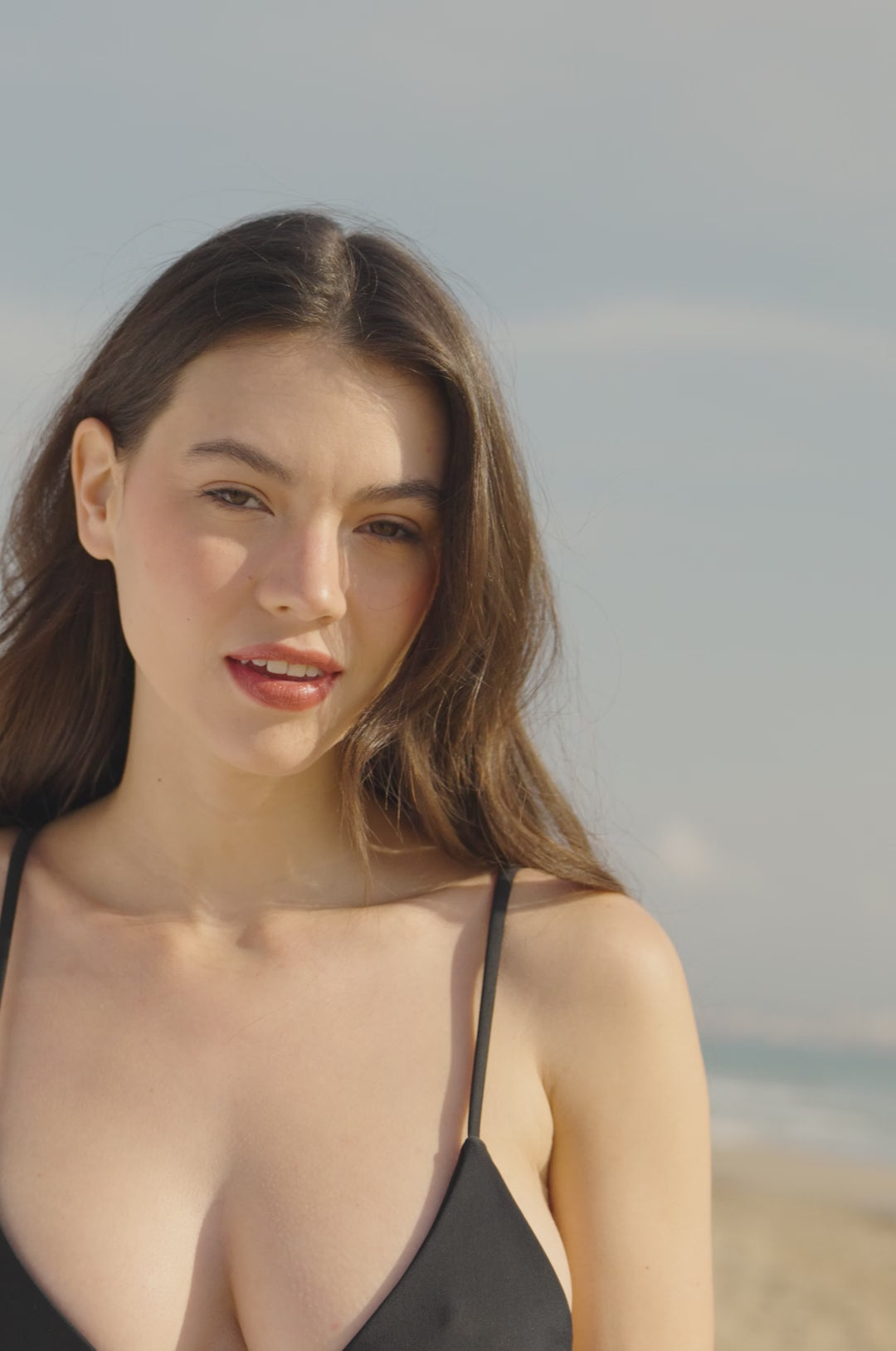 Cargar video: Kai Top + Lilo Bottom Black Bikini